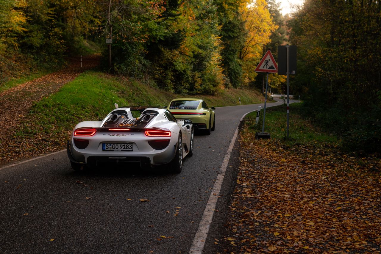 Porsche 918 Spyder vs Porsche 911 Carrera 4 GTS