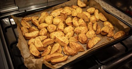 Strzelczyk pokazał, jak zrobić pieczone ziemniaczki w chrupiącej skorupce. Petarda!