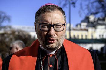 Nuncjusz na Ukrainie o pokoju. "Potrzebne jest spotkanie twarzą w twarz z Putinem"