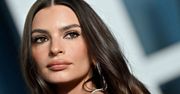 Jej biust przykrywał tylko kwiat. Emily Ratajkowski zrobiła furorę na Paris Fashion Week