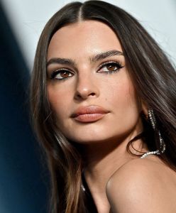 Jej biust przykrywał tylko kwiat. Emily Ratajkowski zrobiła furorę na Paris Fashion Week