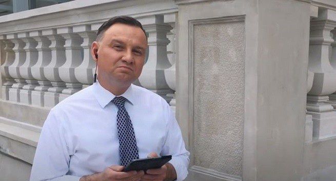 Andrzej Duda rapuje w ramach akcji #hot16challenge2. Rzuca wyzwanie Mateuszowi Morawieckiemu