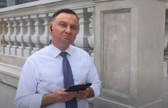 Andrzej Duda rapuje w ramach akcji #hot16challenge2. Rzuca wyzwanie Mateuszowi Morawieckiemu