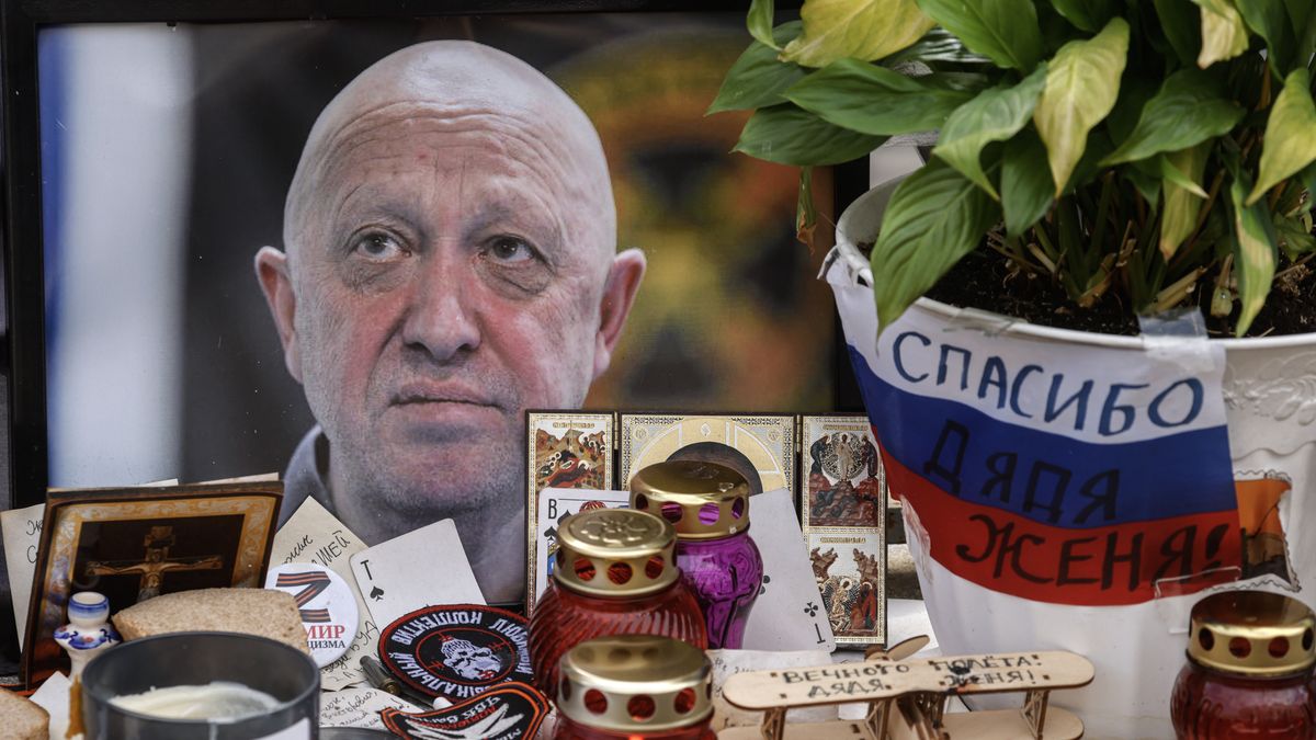 epaselect epa10837725 A portrait of Wagner Group chief Yevgeny Prigozhin is displayed next to a sign reading 'Thank you uncle Zhenya' at an informal memorial in his tribute in Moscow, Russia, 03 September 2023. Yevgeny Prigozhin was buried on 29 August near his father's grave during a quiet ceremony at the Porokhov cemetery on the outskirts of St. Petersburg, despite heightened security at the Serafimovskoe Cemetery, where his burial was allegedly expected to take place. Russian authorities on 27 August confirmed that Prigozhin died along with nine others in the crash of an aircraft in the Tver region of Russia on 23 August 2023. EPA/SERGEI ILNITSKY Dostawca: PAP/EPA.