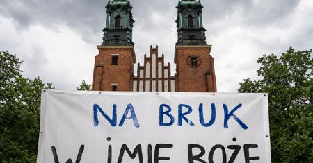 Kuria pozwała troje dzieci. "Chcą nas niszczyć w imię pieniądza"