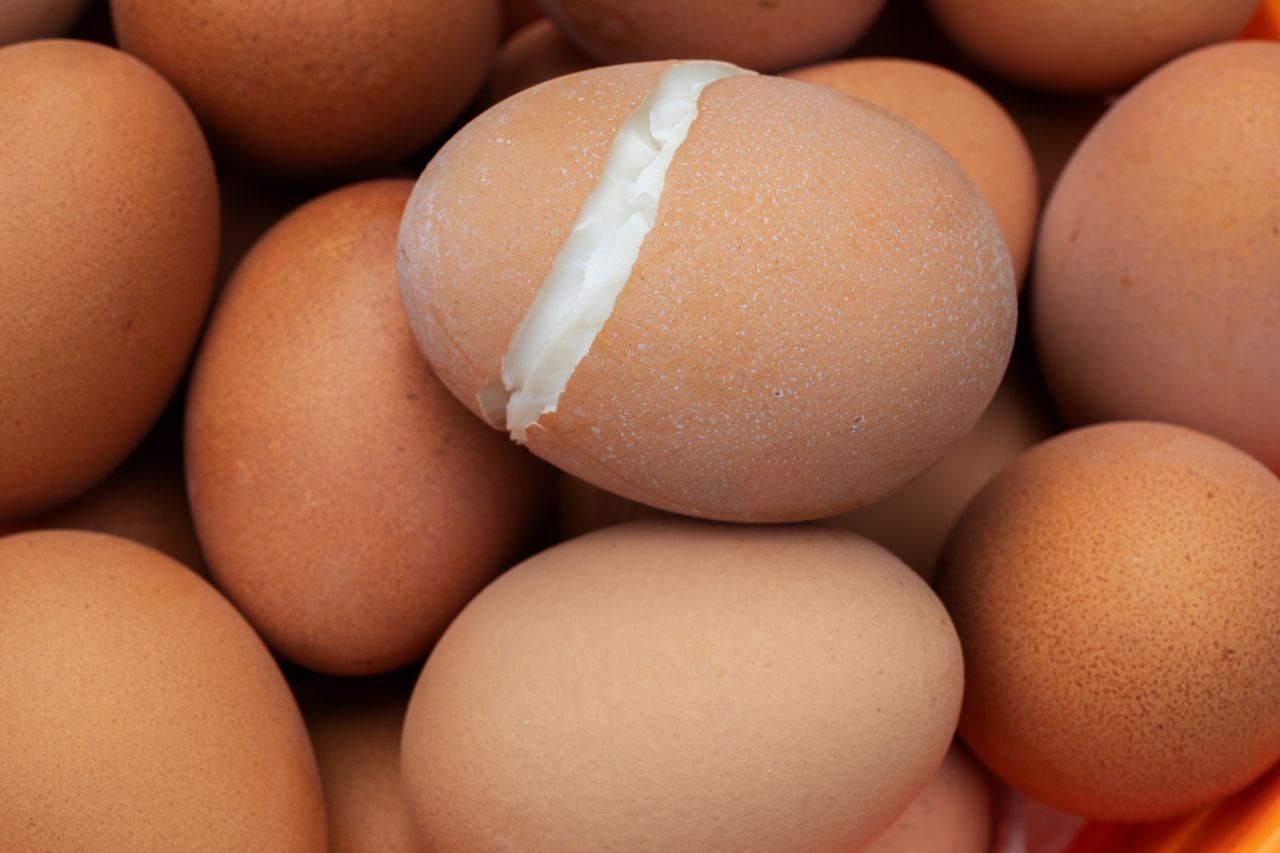 Jaki składnik dodać do gotowania jajek?