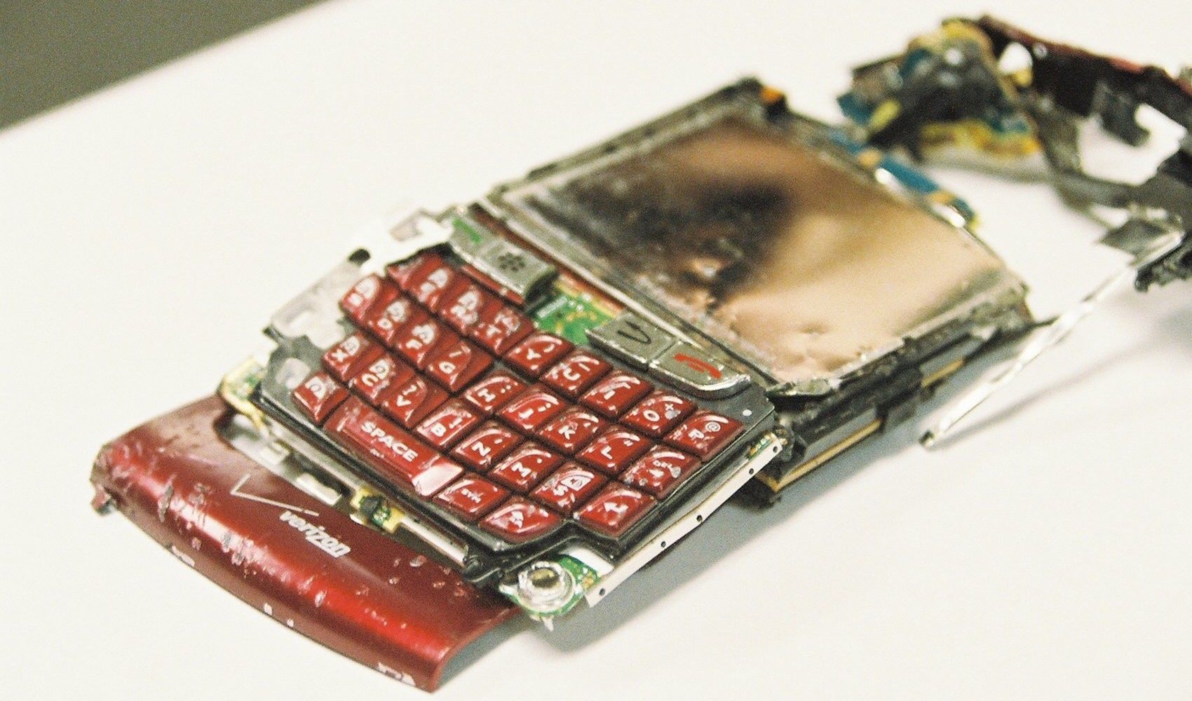 Kupiłeś za granicą telefon niedostępny w Polsce? Sprawdzamy, czy w razie konieczności polski serwis podejmie się naprawy 2