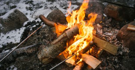 Chcesz zapalić ognisko na działce i upiec kiełbaski? To możliwe, ale są warunki