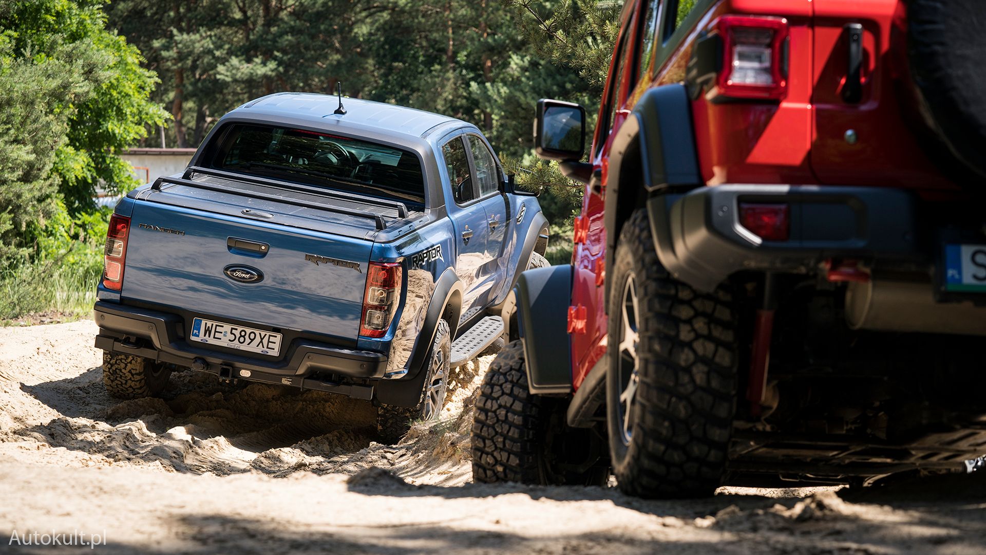 Choć Wrangler zwraca uwagę na ulicy swoim designem, to Raptor z wręcz wulgarnymi nadkolami i złowrogim pasem przednim kradnie wszystkie spojrzenia
