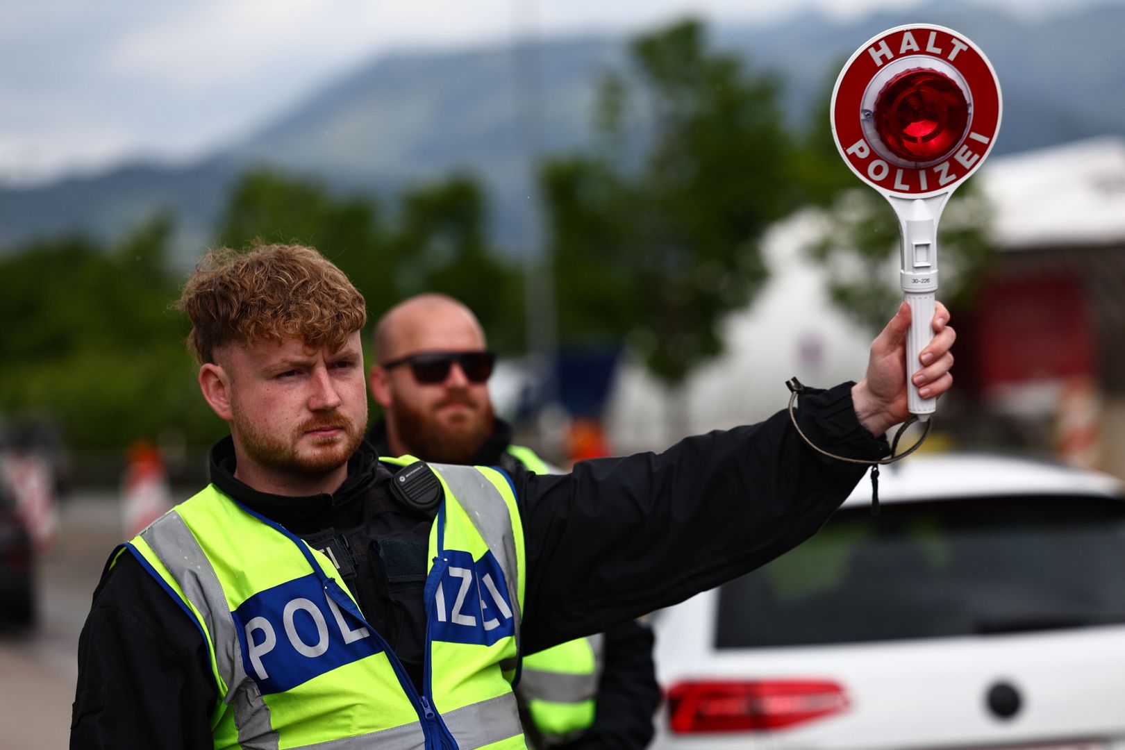 Police officers work at a checkpoint at the border with Austria during the visit of German Interior Minister Alexander Dobrindt in Kiefersfelden, Germany, 15 May 2025. Dobrindt said the country will increase controls along the borders as part of a tougher immigration policy. EPA/ANNA SZILAGYI Dostawca: PAP/EPA.