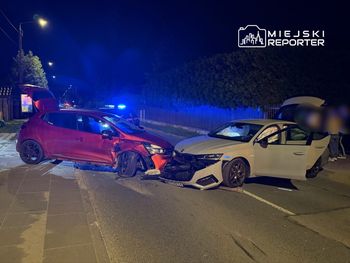 Warszawa: Zderzenie czołowe Skody z Renault na Białołęce