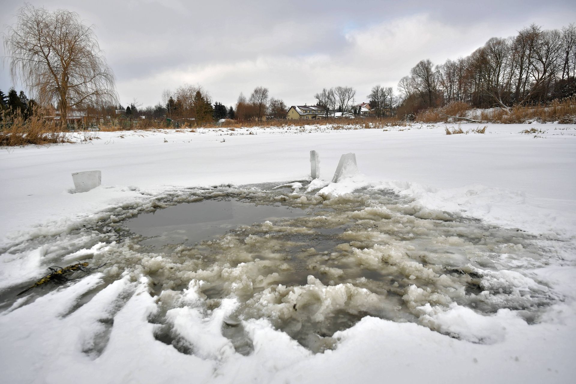 wiadomości,aktualności,WP Wiadomości Lód załamał się pod 9-latkami. Przechodzień ruszył na pomoc