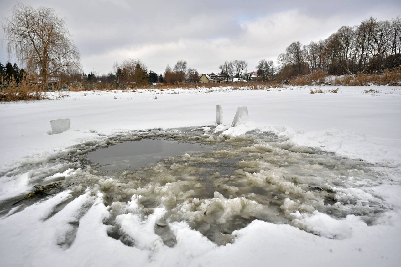 Lód załamał się pod 9-latkami. Przechodzień ruszył na pomoc