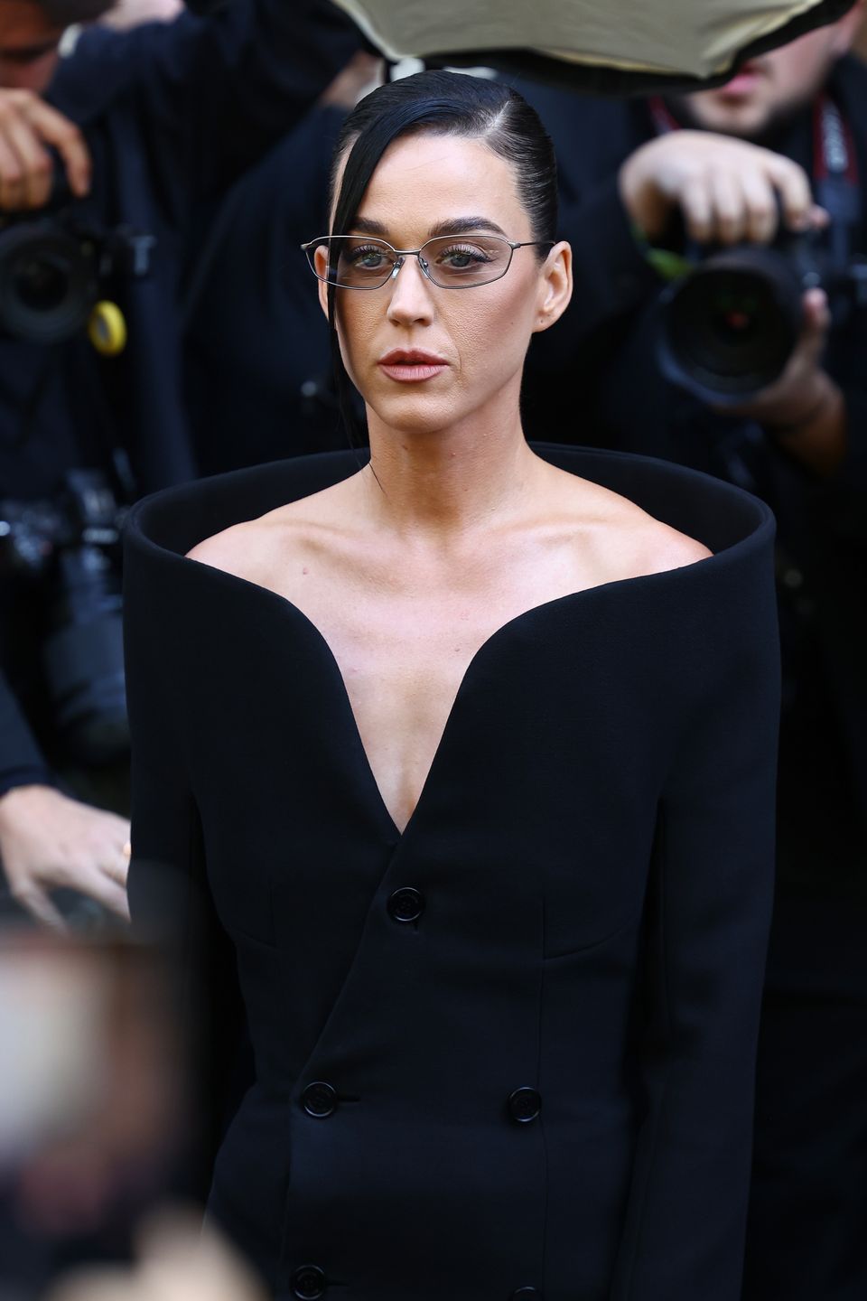 Smutna Katy Perry snuje się na pokazie Balenciagi