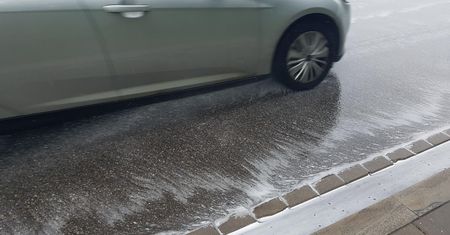 Na ulicach pojawiła się piana. Zobacz, co to oznacza