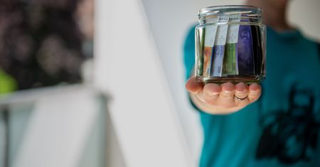 Czy oszczędzanie naprawdę prowadzi do bogactwa?
