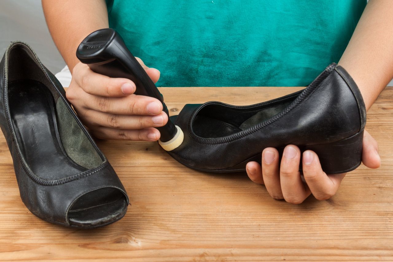 Mało kto wie, że skórzane buty można odświeżyć, przecierając je ziemniakiem 