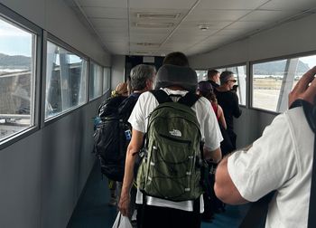 To zachowanie na lotniskach wielu zastanawia. Eksperci mówią, o co chodzi