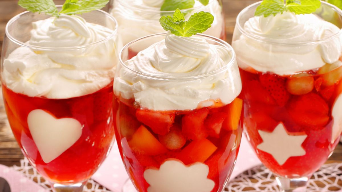 Deser z galaretką w pucharku