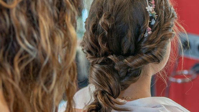 Fryzury z warkoczem świetnie sprawdzają się na przyjęciach takich jak Komunia