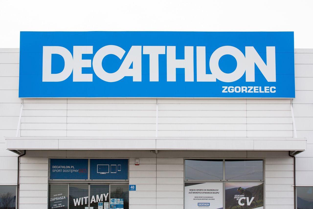 Ktoś nieudolnie podszywa się pod firmę Decathlon, fot. Getty Images
