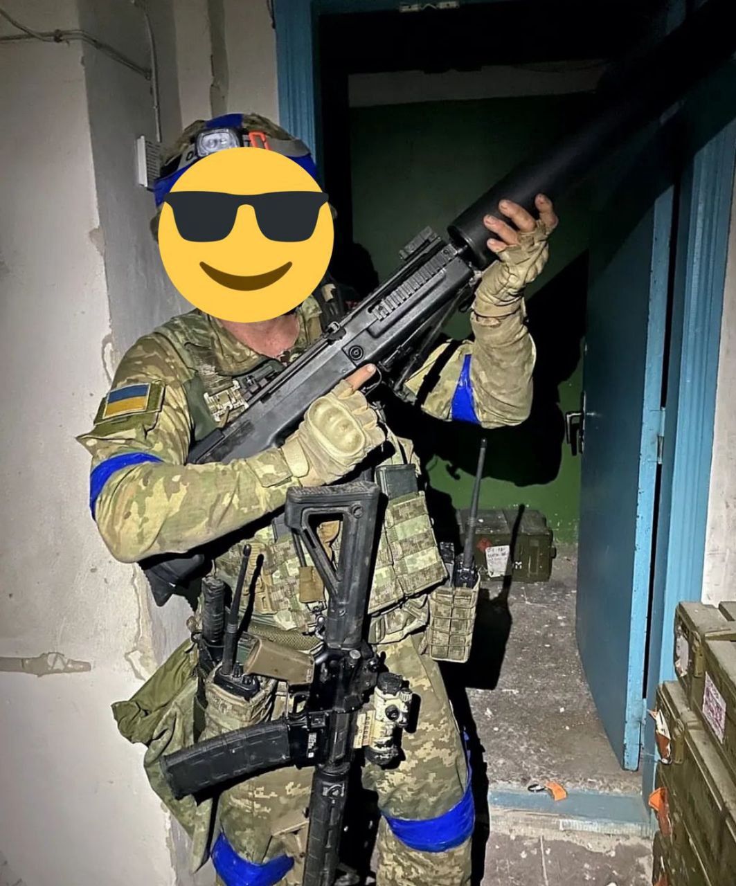 Ukraiński żołnierz ze zdobycznym karabinem snajperskim WKS/WSSK Wychłop.