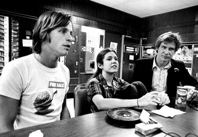 Carrie Fisher nigdy nie udało się uwolnić od księżniczki Lei. Na zdjęciu z Markiem Hammilem i Harrisonem Fordem w trakcie przekąski podczas pierwszej trasy promu