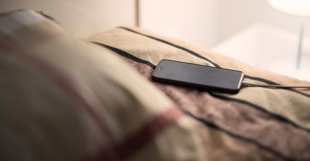 Czy ładowanie smartfona nocą jest niebezpieczne? Lepiej tego unikaj
