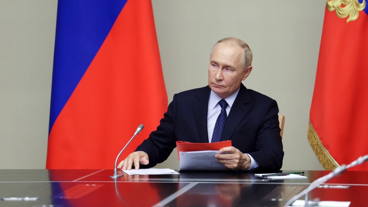 Russian President Vladimir Putin chairs a meeting with members of the Russian Security Council at the Novo-Ogaryovo state residence, outside Moscow, Russia, 09 August 2024. According to Andrei Belostotsky, acting deputy governor of the Kursk region, at least four people were killed as a result of attacks by the Ukrainian Armed Forces in the Kursk region that started on 06 August, while over 3,000 civilians were evacuated from border areas. EPA/ALEKSEY BABUSHKIN/SPUTNIK/KREMLIN POOL / POOL MANDATORY CREDIT Dostawca: PAP/EPA.