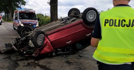 Po przedniej szybie chodził pająk. Citroen uderzył w drzewo i dachował