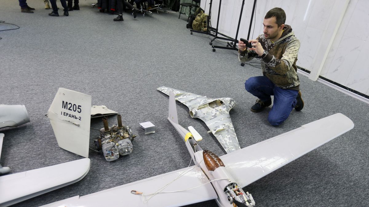 Na zdjęciu bezzałogowe statki powietrzne wykorzystywane przez Rosję, które zaprezentowały Siły Bezpieczeństwa i Obrony Ukrainy w Kijowie w dniu 15 grudnia 2022 r. na briefingu prasowym