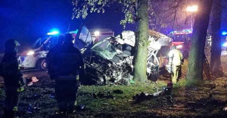 Tragiczny wypadek w Wereszynie. Bus roztrzaskany o drzewo. Zginęły trzy osoby, w tym 6-letnie dziecko