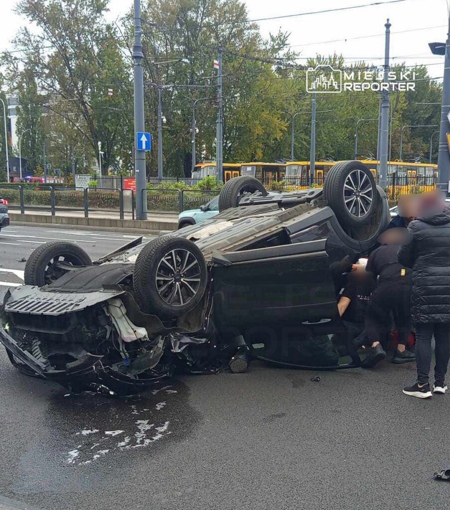 Warszawa: Zderzenie dwóch aut na Woronicza. Jedno z aut dachowało