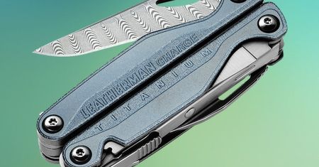 Multitool z damastu. Leatherman Charge+ TTI Damascus to użyteczne arcydzieło