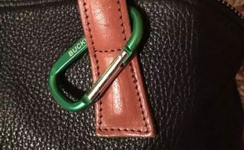 Przypnij do torebki. Policjanci radzą mieć go zawsze pod ręką