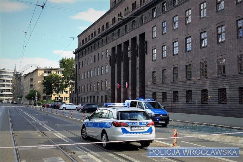 Wrocław. Przyniósł atrapę bomby pod Komendę Wojewódzką Policji. Grozi mu do 8 lat więzienia