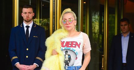 Lady Gaga w wielkim i kolorowym futrze