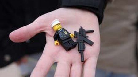 Uczeń miał być zawieszony za zabawę pięciocentymetrowym karabinem 1