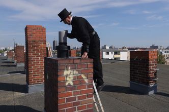 Kominiarze pukają do drzwi. Ile trzeba zapłacić za czyszczenie komina?