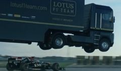 Rekordowy skok ciężarówki nad bolidem Formuły 1 w reklamie EMC Technology (wideo)