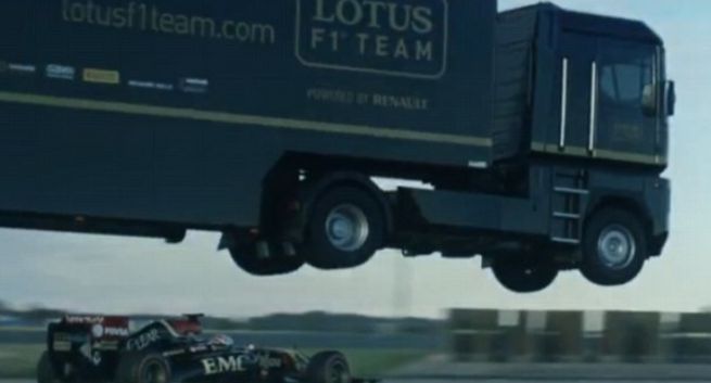 Rekordowy skok ciężarówki nad bolidem Formuły 1 w reklamie EMC Technology (wideo)