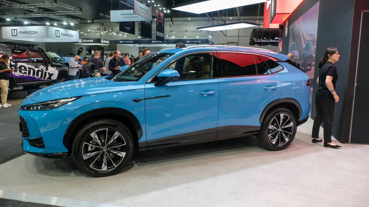 MELBOURNE, VICTORIA, AUSTRALIA - 2025/04/04: MG HS Hybrid plus seen during the media launch of the Melbourne Motor Show 2025. (Photo by Alexander Bogatyrev/SOPA Images/LightRocket via Getty Images)