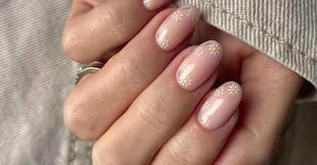 Paznokcie na Wielkanoc 2024. Jakie kolory i wzory wybrać w salonie manicure?