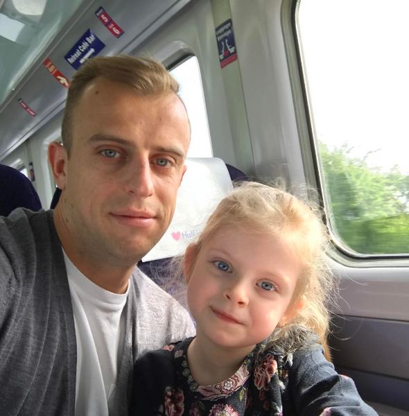 Mała córka Grosickiego jest bardzo podobna do taty