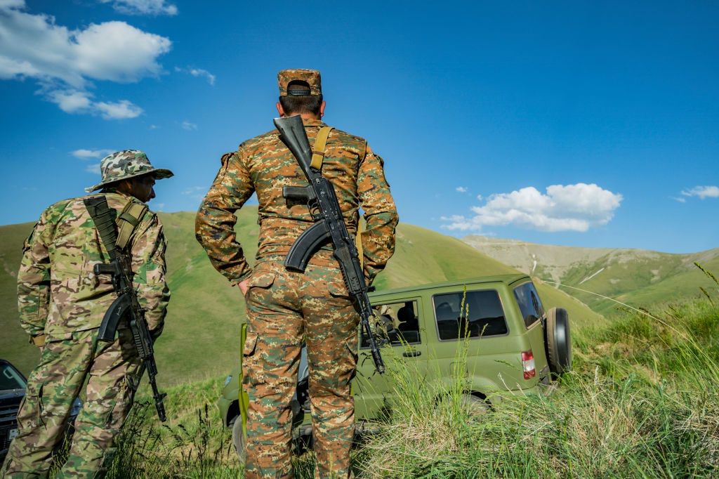 Azerskie wojska na granicy z Armenią