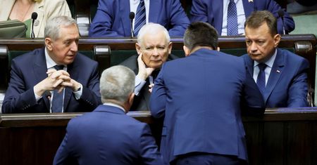 Wszyscy z milionami oprócz PiS. Kolejne papiery trafiają do PKW, ludzie Kaczyńskiego reagują