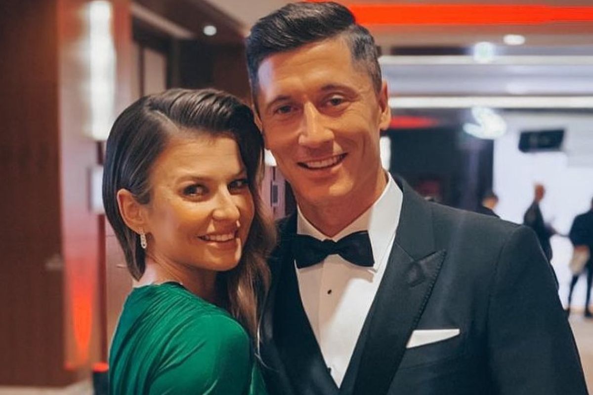 Ale limuzyna. Lewandowscy przyjechali na bal luksusowym Mercedesem