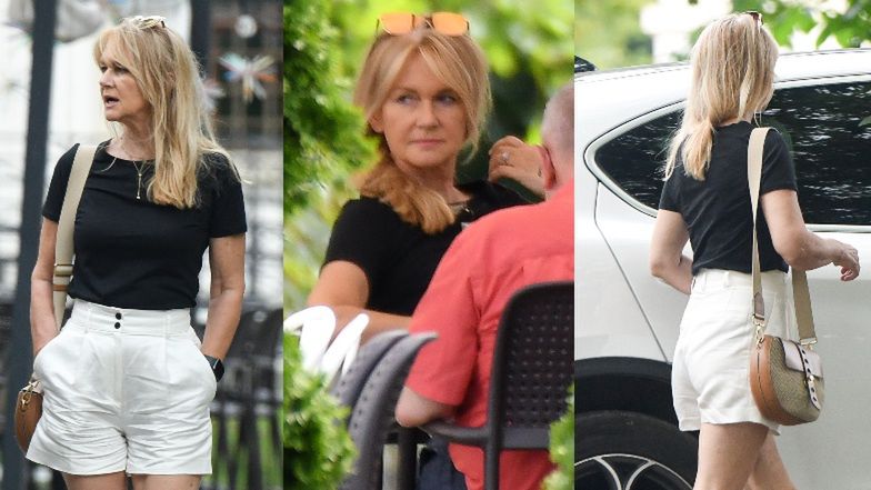 Grażyna Torbicka ubrana w białe szorty załatwia sprawy na mieście
