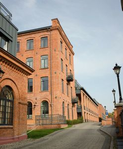 Zwłoki młodych ludzi na klatce schodowej. Zatrzymano 35-latka