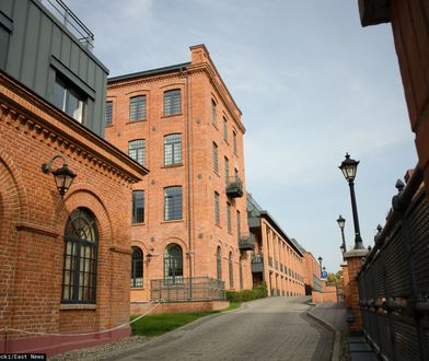 Zwłoki młodych ludzi na klatce schodowej. Zatrzymano 35-latka